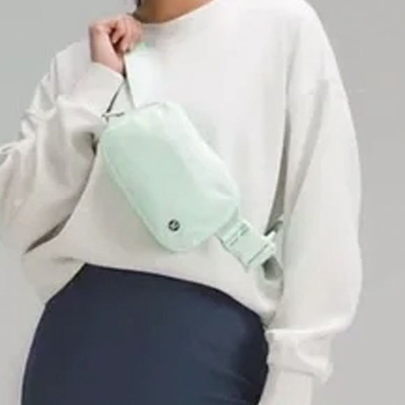 Lululemon Everywhere Belt Bag Mint 1L NWT - Picture 2 of 8